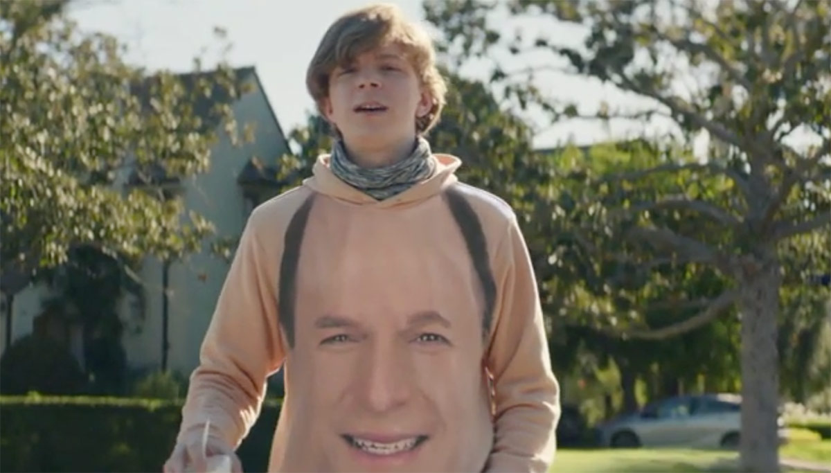 Kid wearing a shirt with Jason Alexander's face